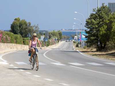 Entriamo a Capitolo attraverso la provinciale 90, la lunga via che dopo aver permesso l�accesso alle tante calette di Monopoli sud confluisce nella contrada